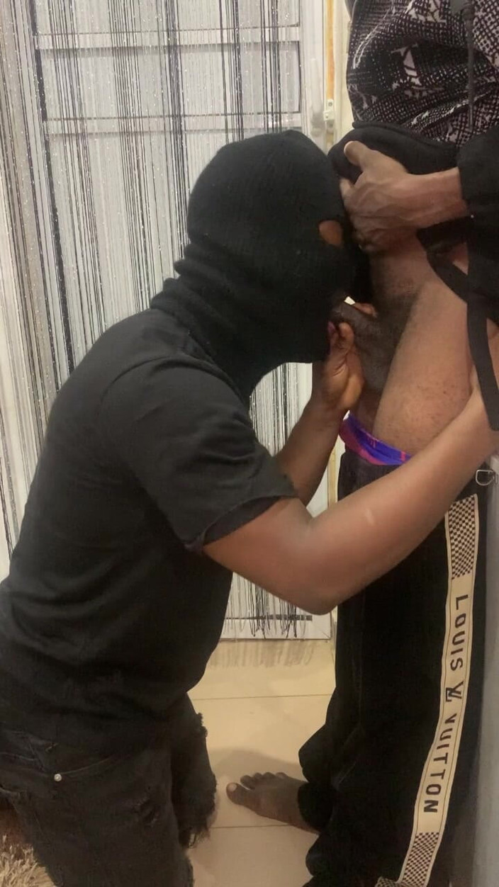 Enigmatic Buoy: Heterosexuală heterosexuală excitată imploră o muie.