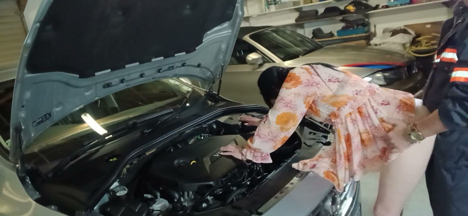 Fucking the Mechanic to Fix My Car Faster