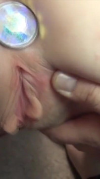 Brunetka děvka v poutech je bičována a ošukána do zadku