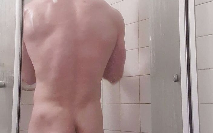 Muscle Guy porn: Un tip cu mușchi face un duș