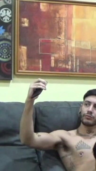 Jeuen Latno büyük bir penis sallıyor