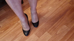 Milosbroz: Trenovani Chůze Před Vystřikem Semene Do Mych Nových Černých Lodiček