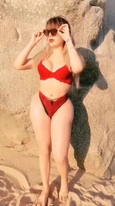 Barbietransxxxx: Trans in vacanza fa sesso sulla spiaggia