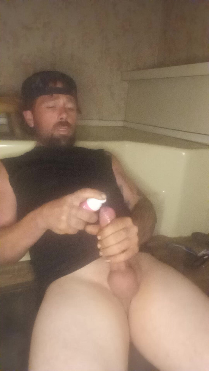 Gut Plower: Tată vitreg musculoas sexy masturbează pula și le gaură cumming