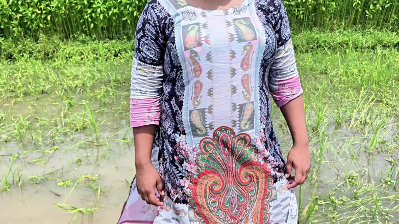 sweetpriya01: Ho portato una bella giovane donna del villaggio a casa...