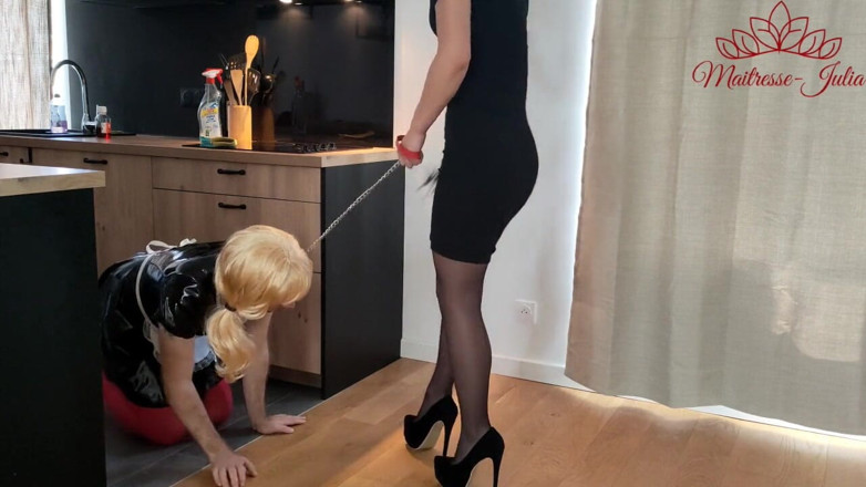 DeesseJulia: Maitresse Julia baise sa soubrette tapette (fétichisme des pieds / femdom)
