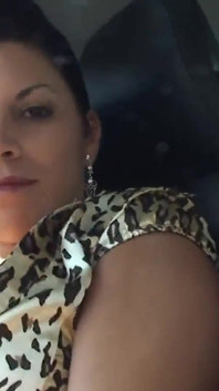 Una troia sexy ama fare pompini in macchina