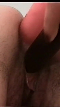 Mujeres maduras que se complacen con sus juguetes masturbándose con un coño peludo