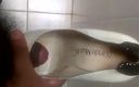 Sexy sereppu: Sperma över den högklackade skon