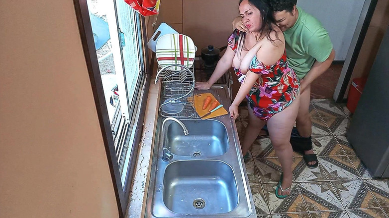 Kelly mom: Macecha tvrdě šuká v kuchyni s velkým zadkem a měkkými kozami...