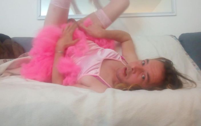 Leatransteen: Leatransteen w różowej satynowej spódnicy spust we własnych ustach