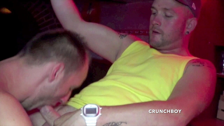 Sneaker gay: 奥の部屋でセクシーなジョン・アダムスを吸うStriaght好奇心旺盛