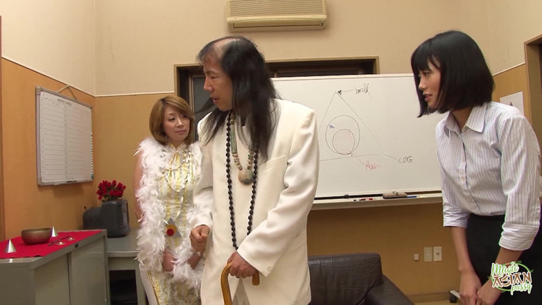 Magic Asian Pussy: Sie betrat den Raum, in dem all diese Menschen zu...