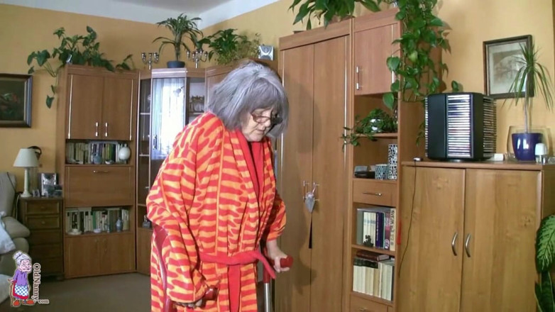 Aged Love: Bătrâna bonă - Katerina face o baie cu ajutorul bonei ei