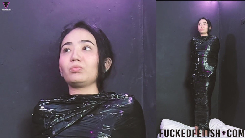 Fucked fetish: Hd Moni Lee, перша муміфікація, гра з диханням, купання в сумці