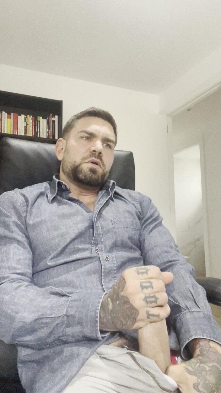 Juan Lucho Gay: Masturbuji Jen V Oblečení