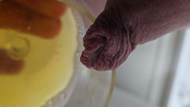 Onwdomu3: Macro Long Foreskin Piss