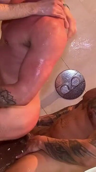 Gangbang sous la douche