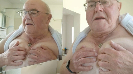 Karlchengeil: Moje sladká prsa v zrcadle