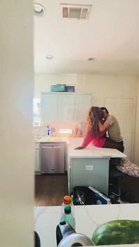 StepSon sorprende la sua mamma tettona ebano a scopare il vicino bianco.