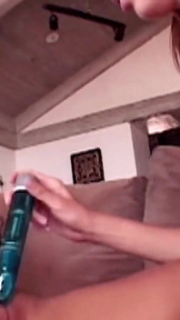 Dvě lesbičky a jedno žluté dildo, aby získaly super frisky a nezbedný over