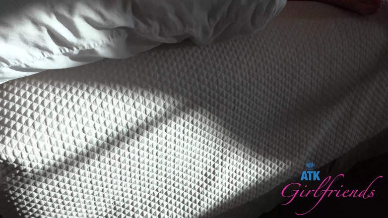 ATK Girlfriends: リリーと一緒にビーチに行ってサイトを見ますが、すぐに家に帰ります