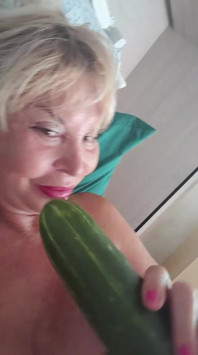 Manya Et Son Concombre