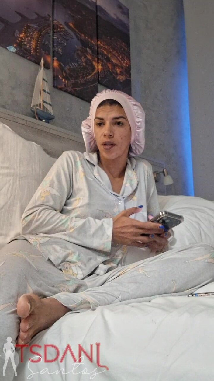 Tsdanisantos1: İyi bir shemale evinde penisini gösteriyor