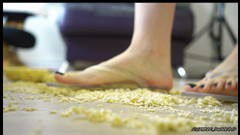 Rarible Diamond: Sexy voeten Ramens verpletterend op duidelijke teenslippers op maat