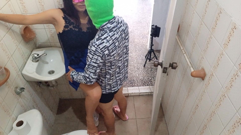 Martin13: Kocam evde değil ve üvey oğlumla seks yapıyorum!! Banyo girişinde her şey...
