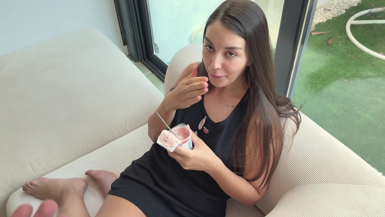 Sugary Kitty: Kakak tiri menumpahkan yogurt di kaosku - aku menumpahkan air mani...