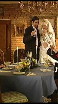 Kelly aime chevaucher une grosse bite excitée et un gros trou du cul