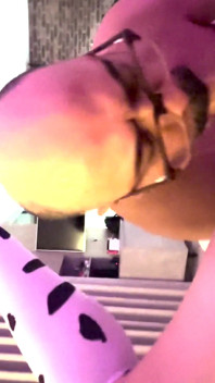 Un papa suce une délicieuse bite fille puis se fait sucer en arrière et finit par lui bouffe le cul et lui baise le trou