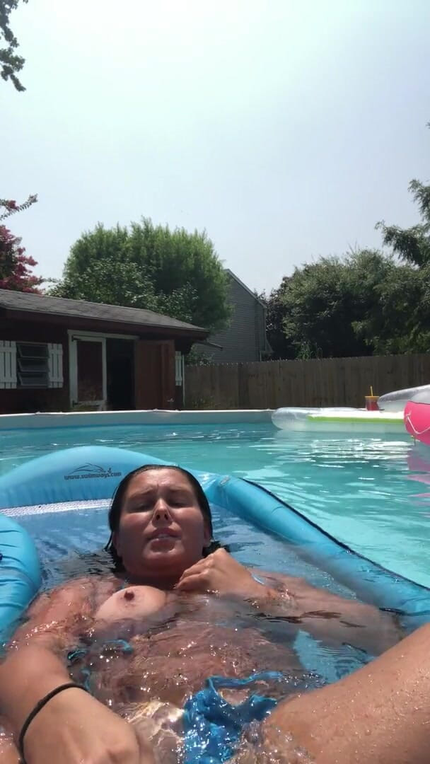 Livvie locke productions: Esguicho na piscina