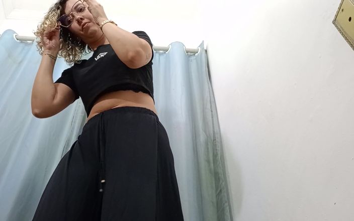 Gabi SweetCouplesStories: Cô ấy gọi một người lạ đến phòng thử đồ của cửa hàng.