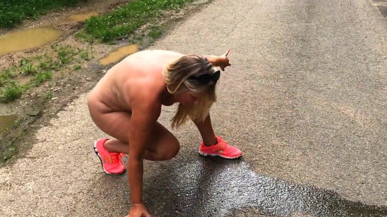 SweetSusi: Kencing di Tengah Jalan
