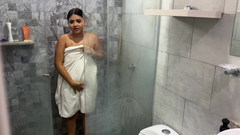 Yohamedi: No Pude Evitar Masturbarme Mientras Veía a Mi Hermanastra En...