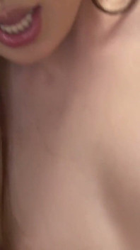Zralá asijská milfka host steamy skupinová sexuální orgie