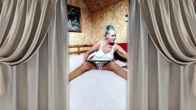 Lukerya: Sexy žena v domácnosti Lukerya s obrovským robertkem na velké posteli.