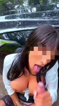 Secretara sexy negociază ridicarea cu oral adânc în gât și spermă pe față