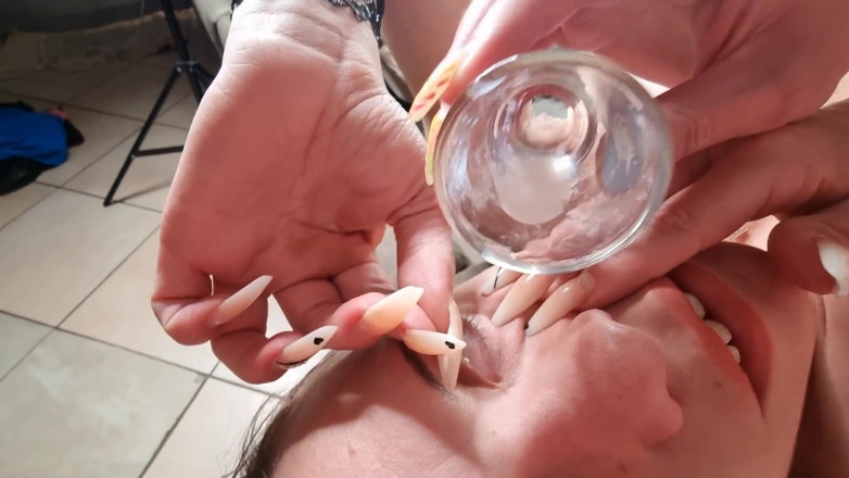domslutfucker: Trío, semen en vidrio disparado verte en el ojo, otra...
