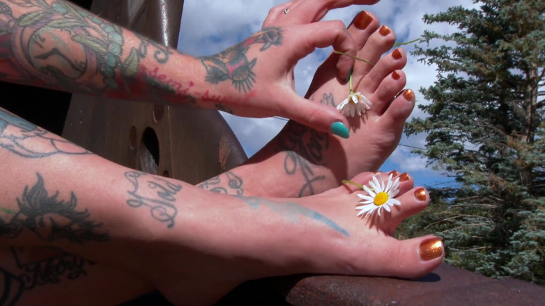 Sinful Feet: Quinn Carter s'amuse avec ses pieds dehors dans une grue