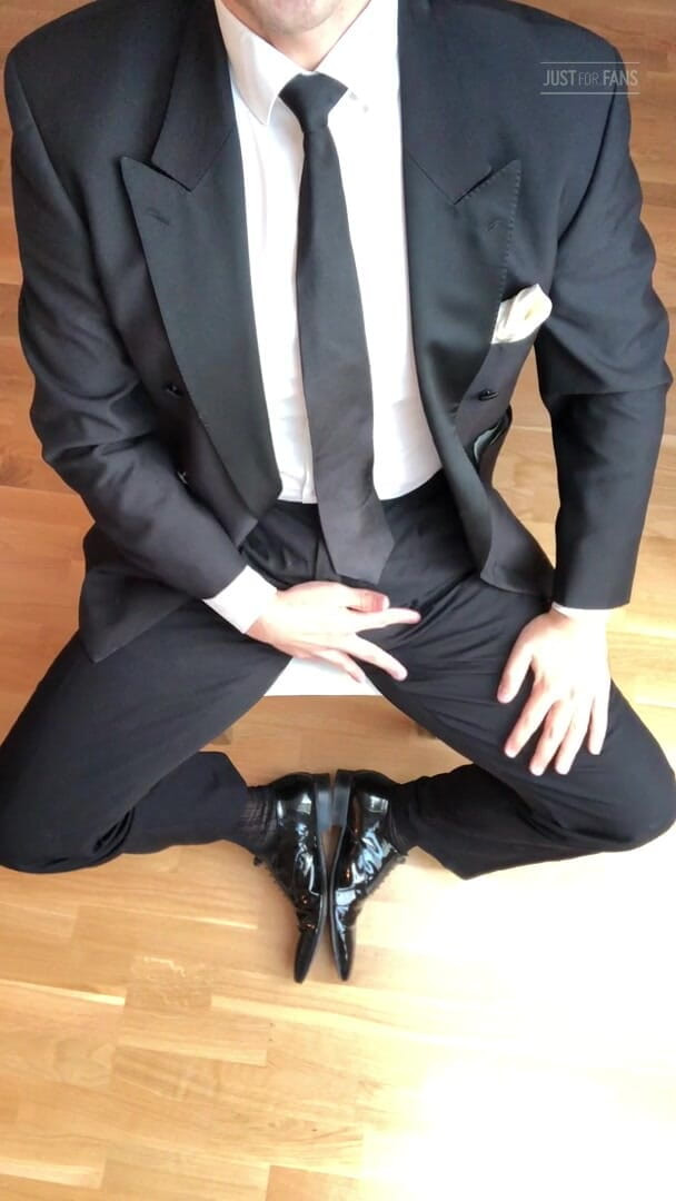 Master Shiny Shoes: Masturbação em terno preto