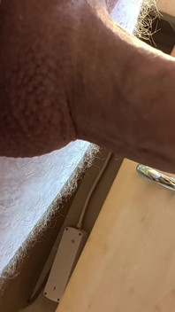 Je le suce dans la salle de bain