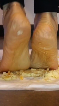 Krossande snacks i bara fötter asmr