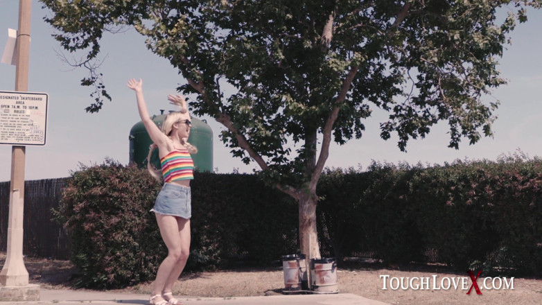 ToughLoveX: TOUGHLOVEX Drittes rad mit blonder spinnerin Lilly Bell