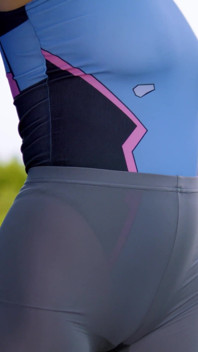 144 Gudinnan Anya i tight spandex: Provocerande leggings retas vid busshållplatsen