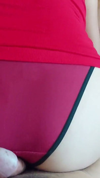 Assjob: Com a Calcinha Vermelha Fofa Dela, Ela Fazia Meu Pênis Pingar, Mas Ela Continuava Esfregando