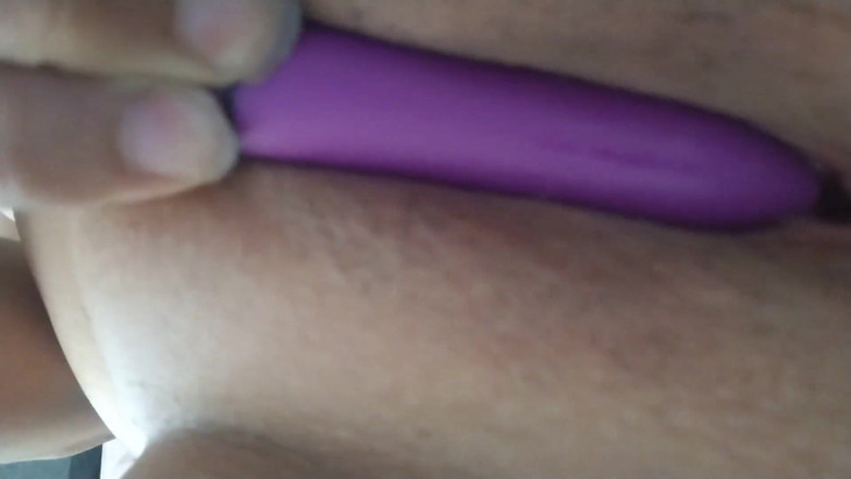 Regina Kat: Argentina menghisap putingnya semasa melancap