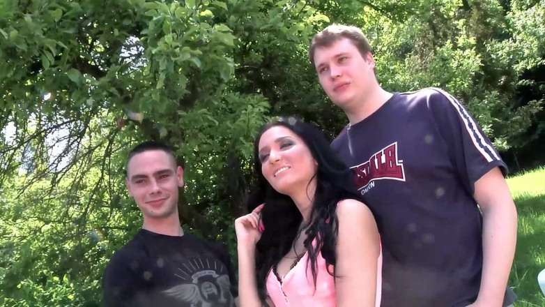 DEUTSCHLAN PORNO XXX: Si rambut coklat dimanjakan oleh dua lelaki. Threesome luar yang...